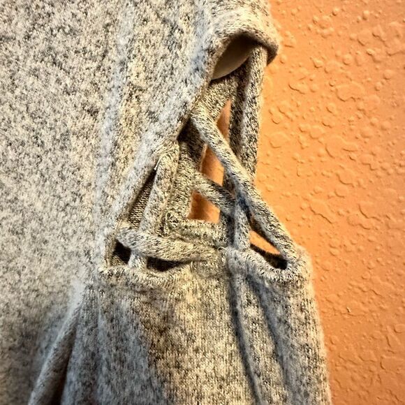 Green Envelope Grey sweater with open cage shoulder - Picture 6 of 8